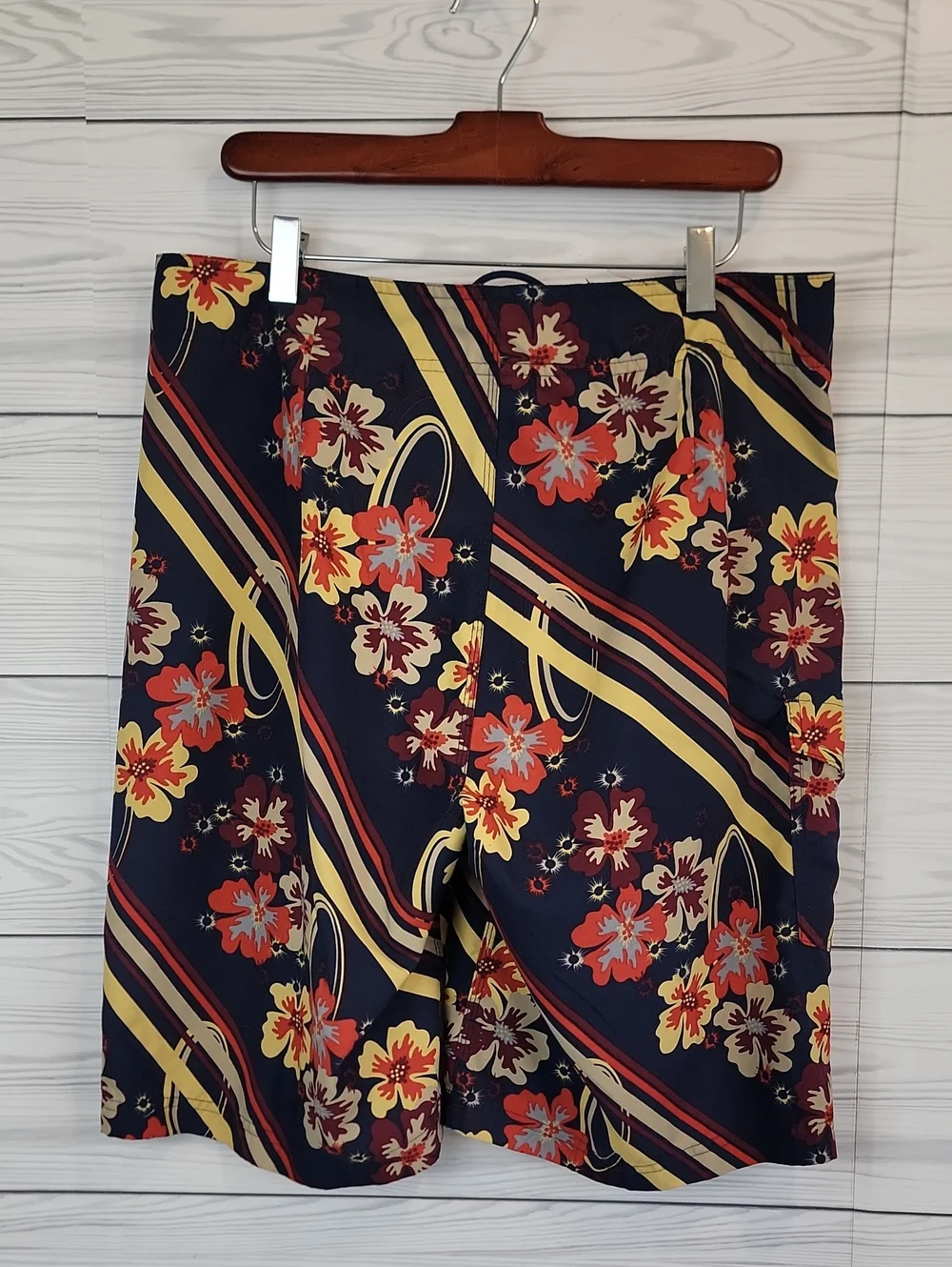 No Boundaries Navy Floral Swim Shorts Red & Yellow Accents Mens Size Waist 34